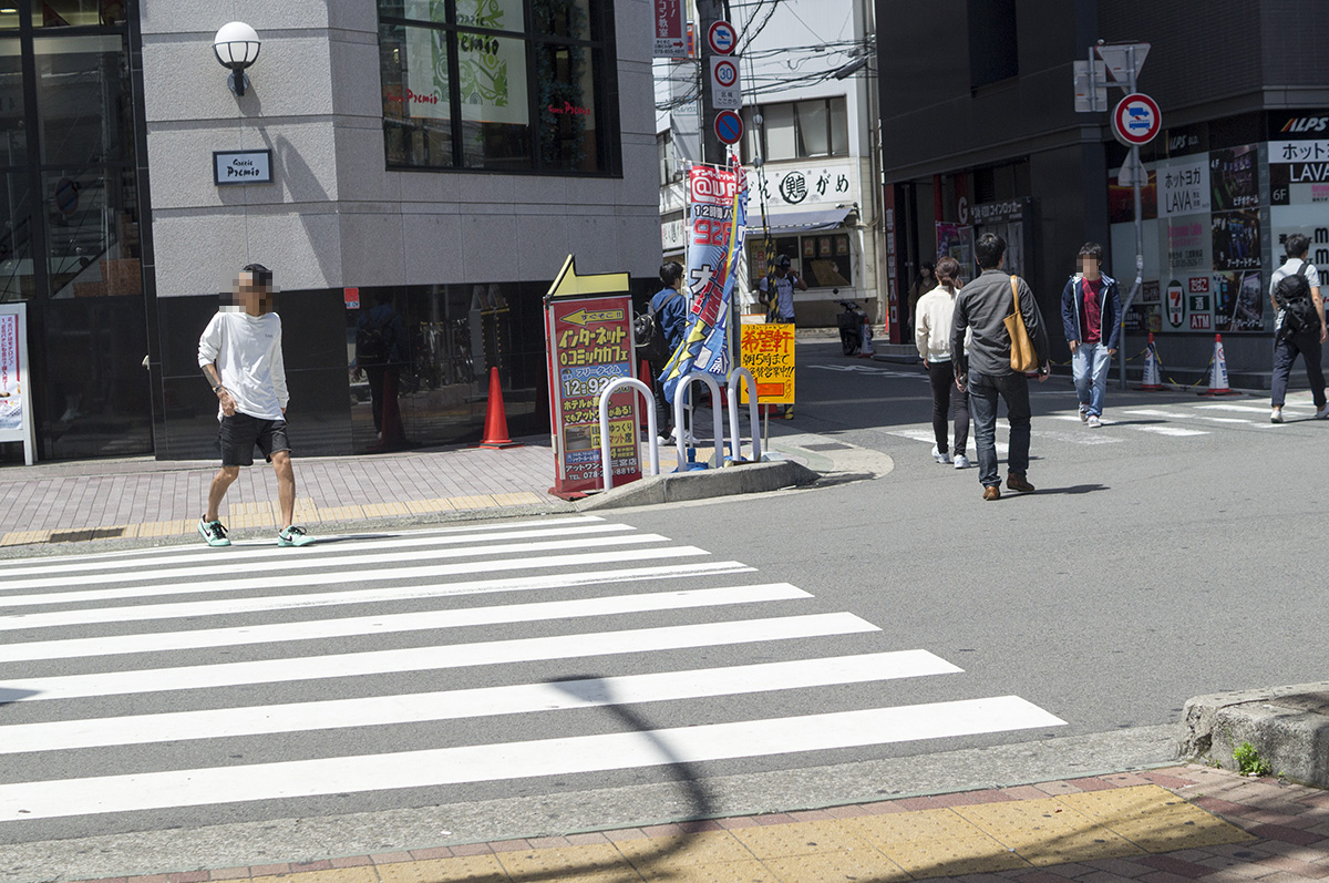 サイゼリヤ前の横断歩道