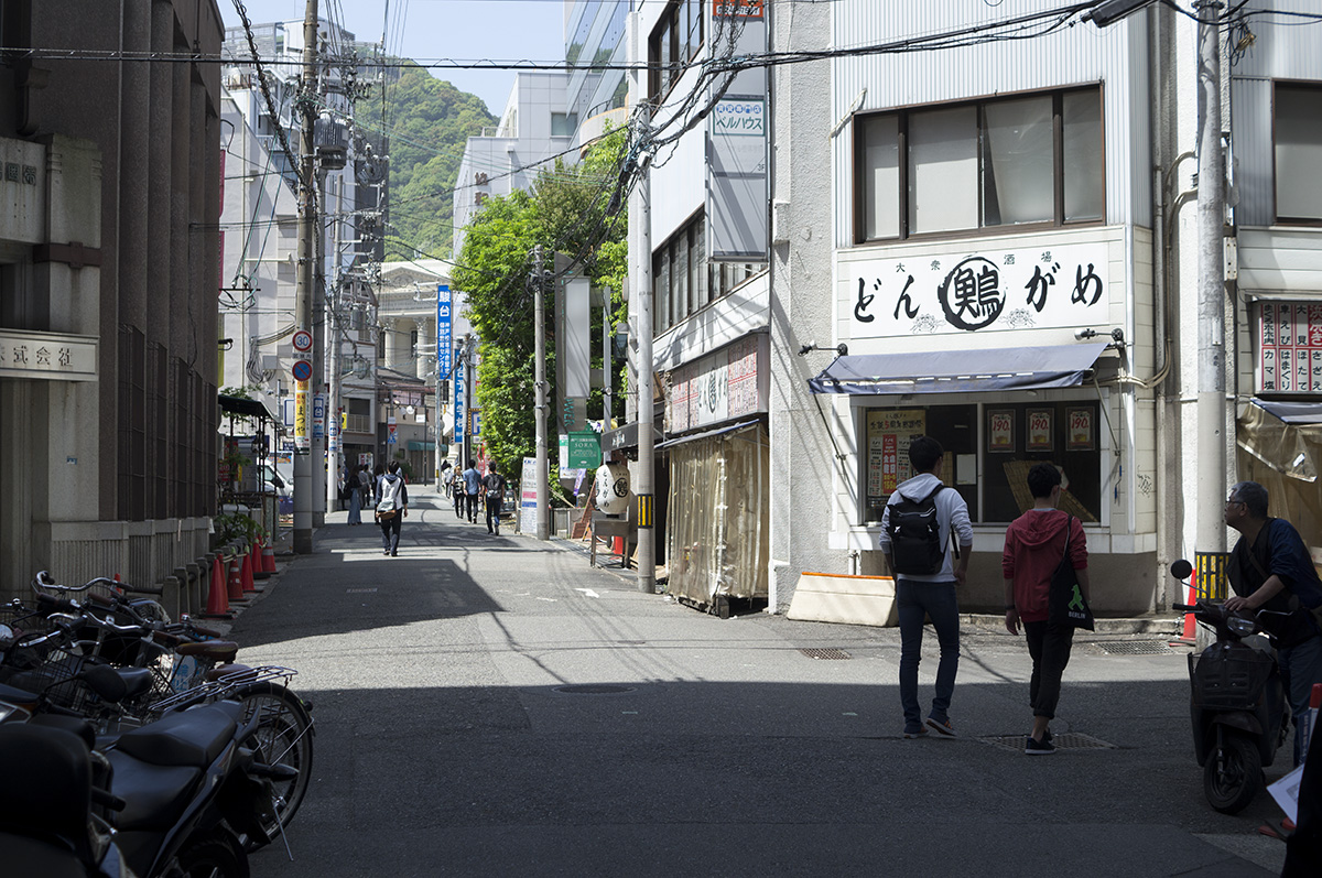 交差点を右に曲がります